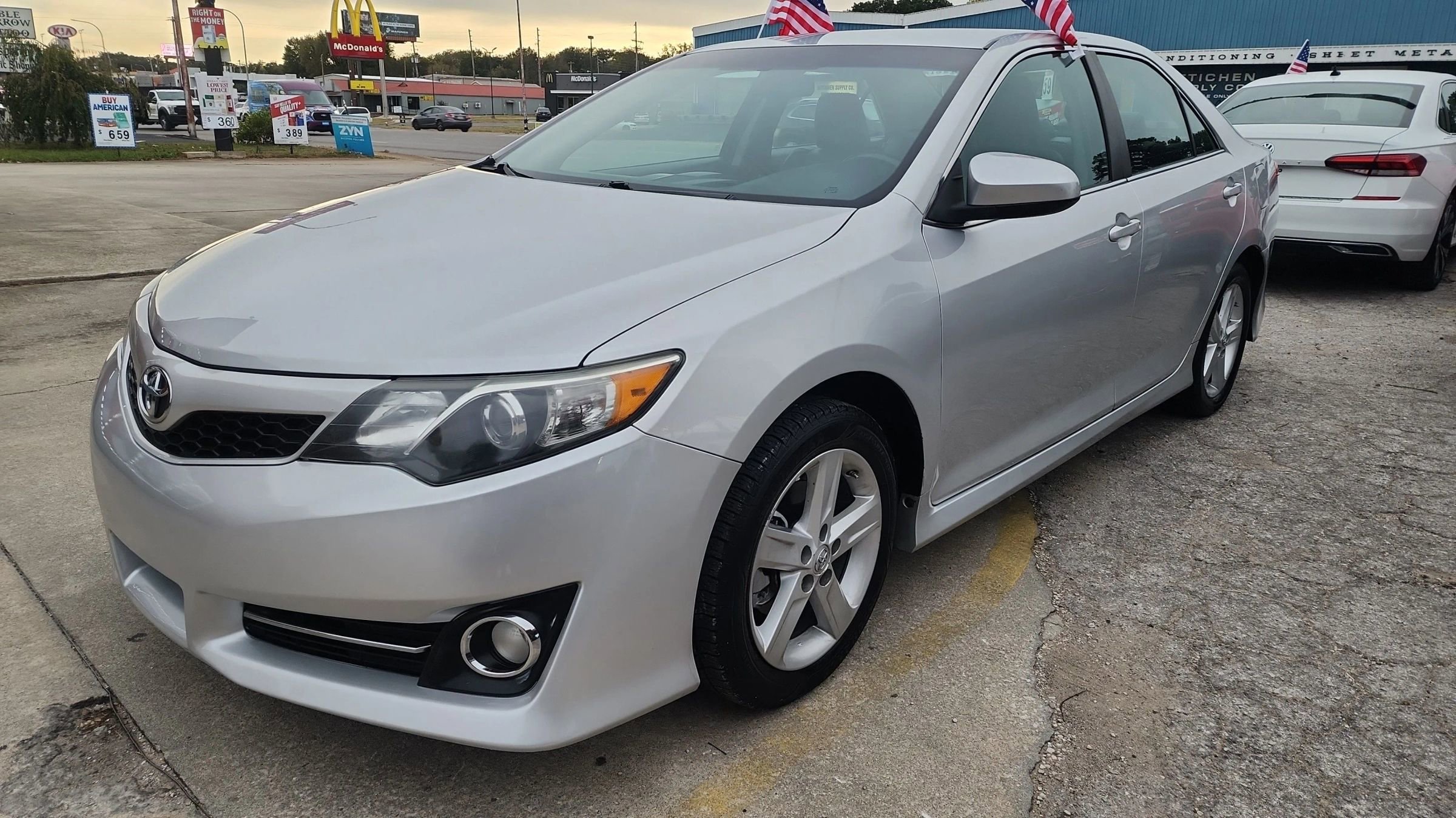 Used 2014 Toyota Camry SE image 3