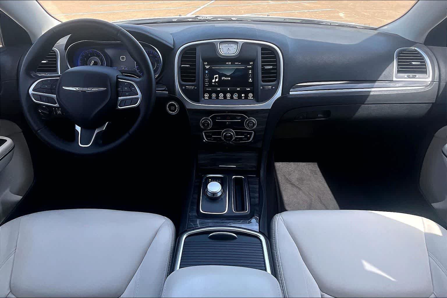Used 2018 Chrysler 300 Touring w/ Chrome Appearance Package RWD image 8