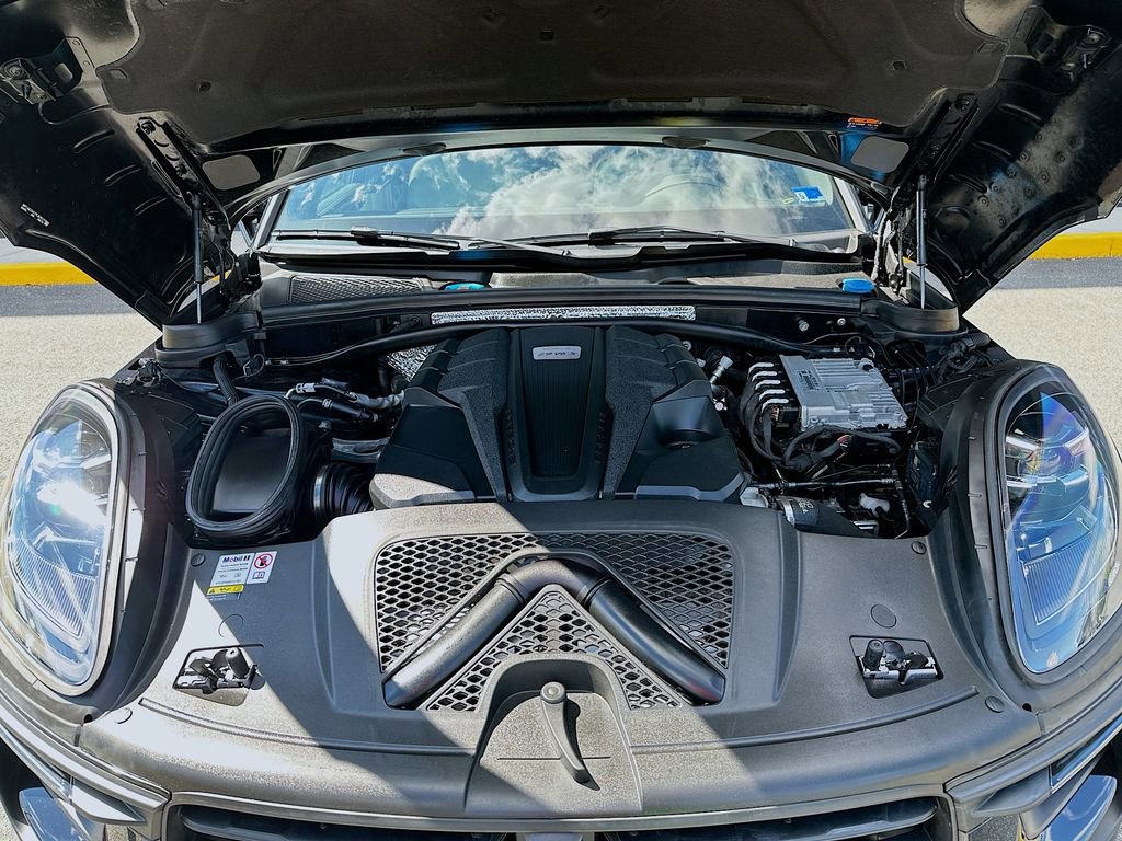 Certified 2023 Porsche Macan S AWD/4WD image 32