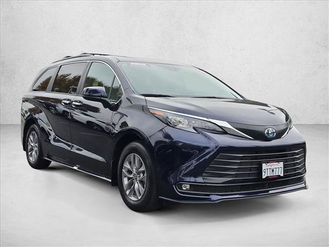Used 2025 Toyota Sienna XLE AWD/4WD image 3