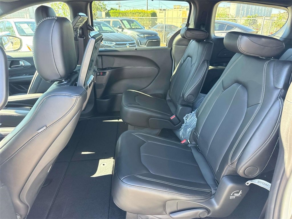 New 2026 Chrysler Pacifica Select image 17