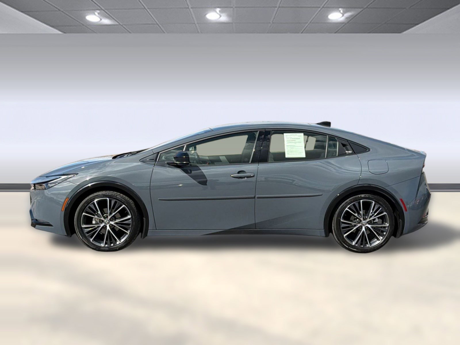 Used 2025 Toyota Prius XLE image 2