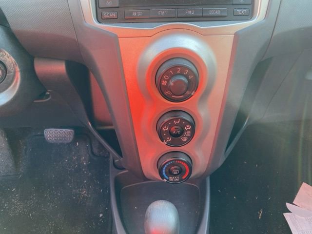 Used 2011 Toyota Yaris 4-Door Hatchback image 16