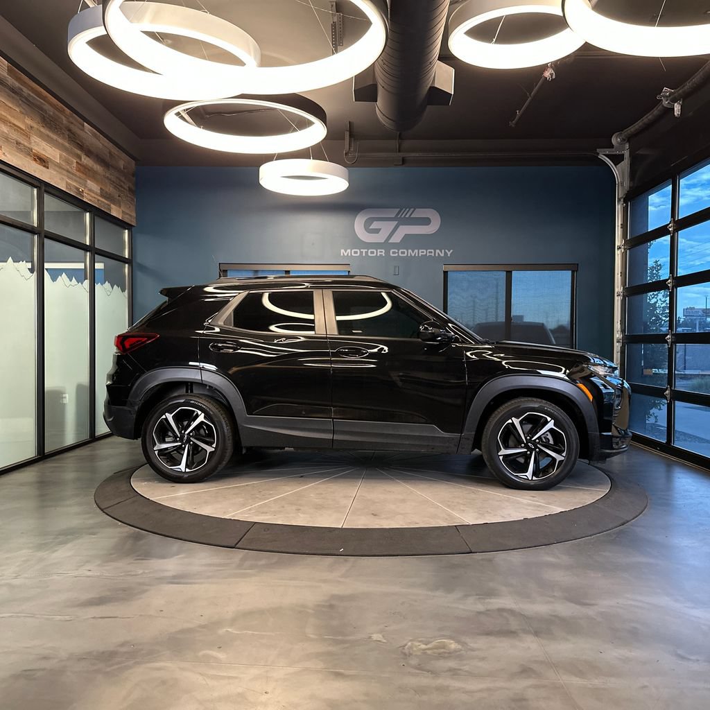 Used 2022 Chevrolet TrailBlazer RS w/ Convenience Package FWD image 2