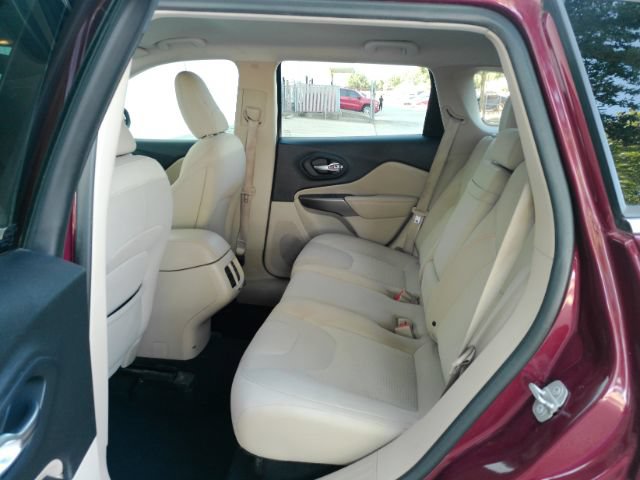 Used 2019 Jeep Cherokee Latitude w/ Popular Appearance Group FWD image 15