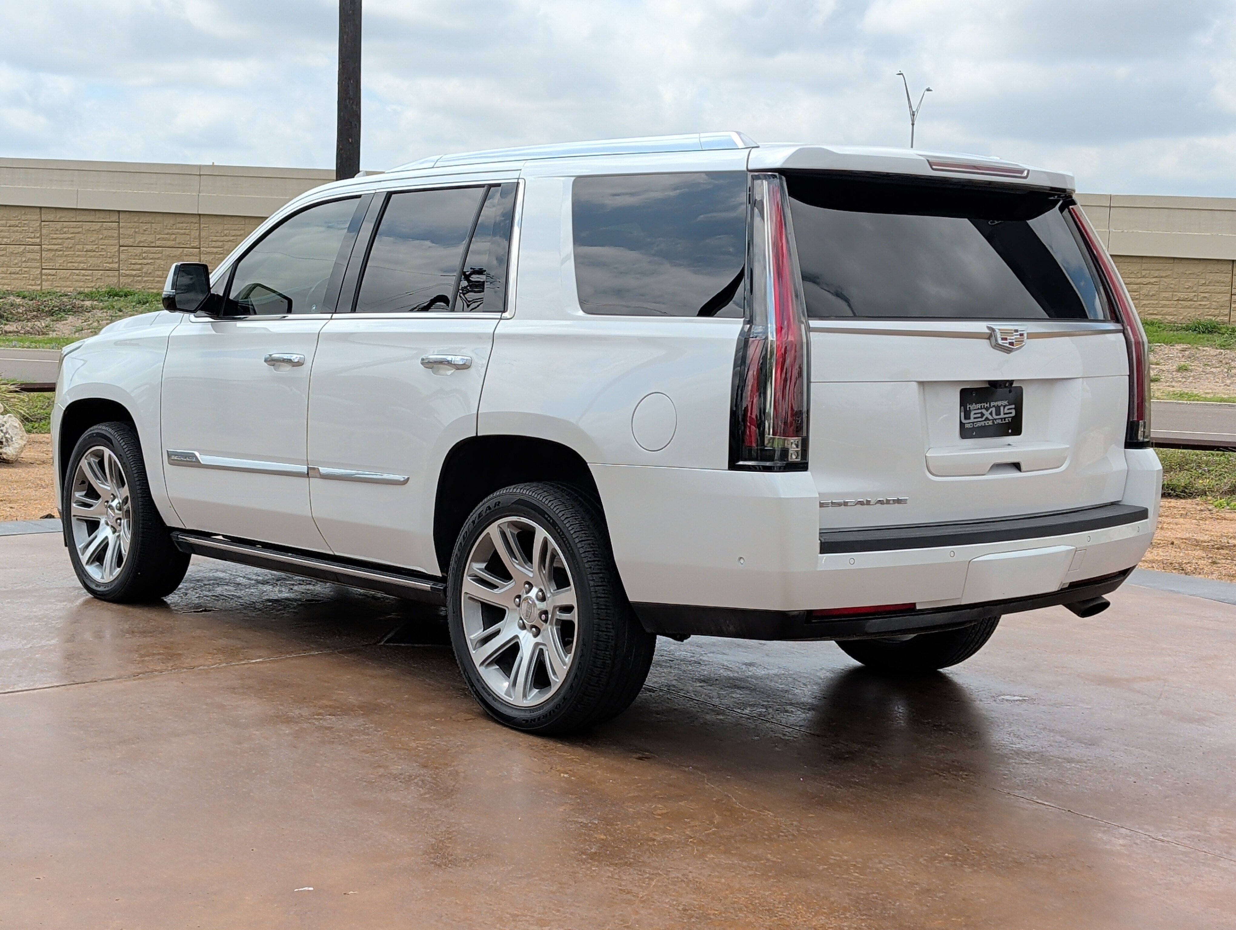 Used 2017 Cadillac Escalade Premium Luxury image 4