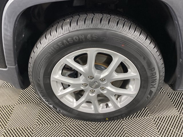 Used 2018 Jeep Cherokee Latitude w/ Safety Group AWD/4WD image 13