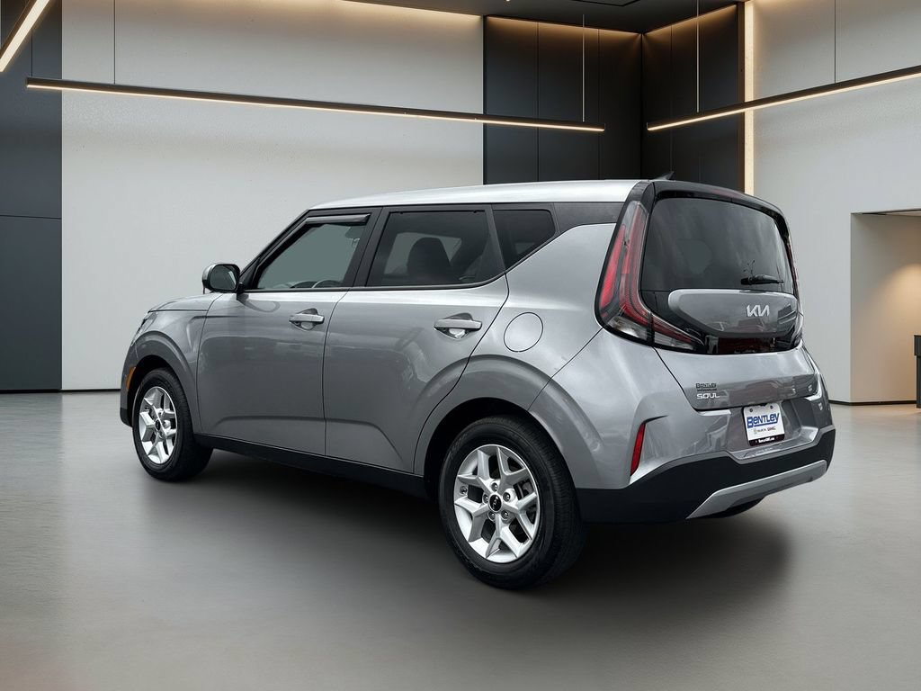 Used 2025 Kia Soul LX w/ LX Technology Package FWD image 3