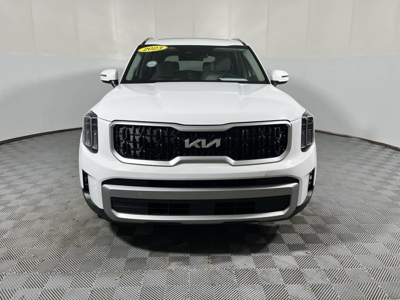 Used 2023 Kia Telluride EX w/ EX Captain's Chair Package AWD/4WD image 3