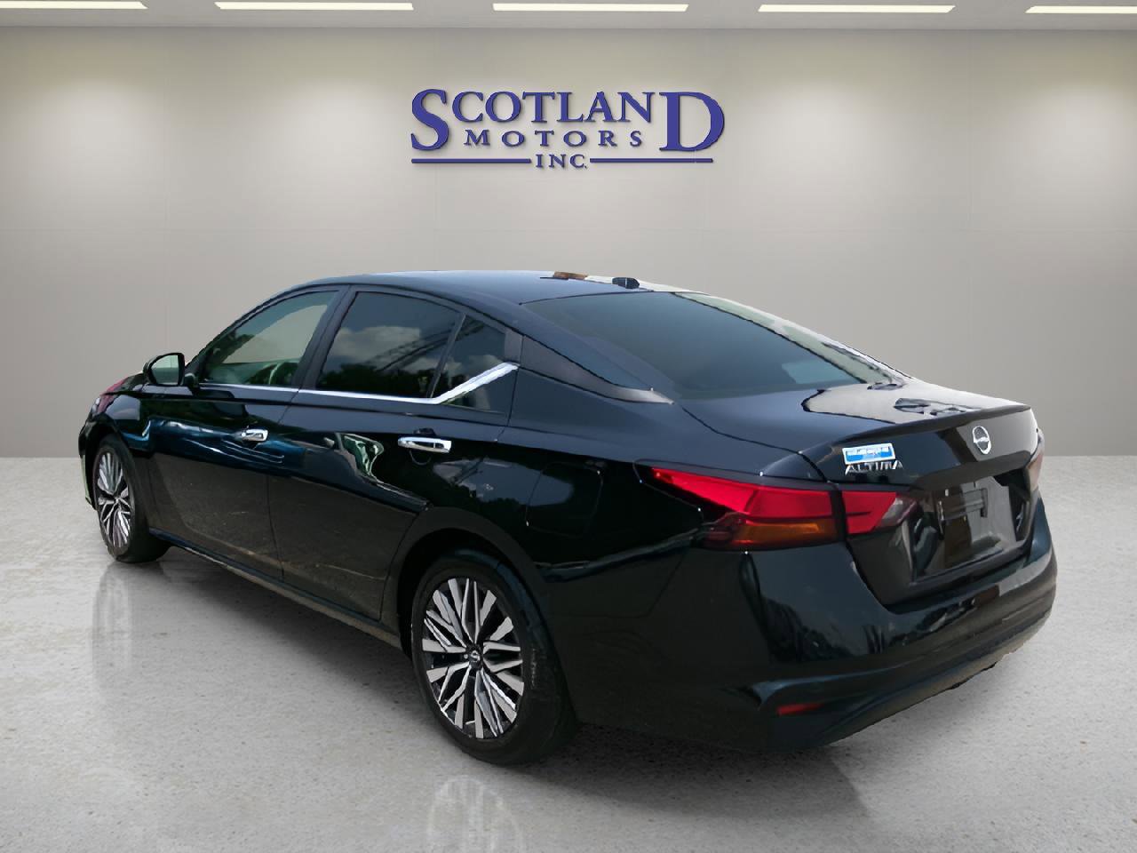 Used 2024 Nissan Altima 2.5 SV FWD image 8