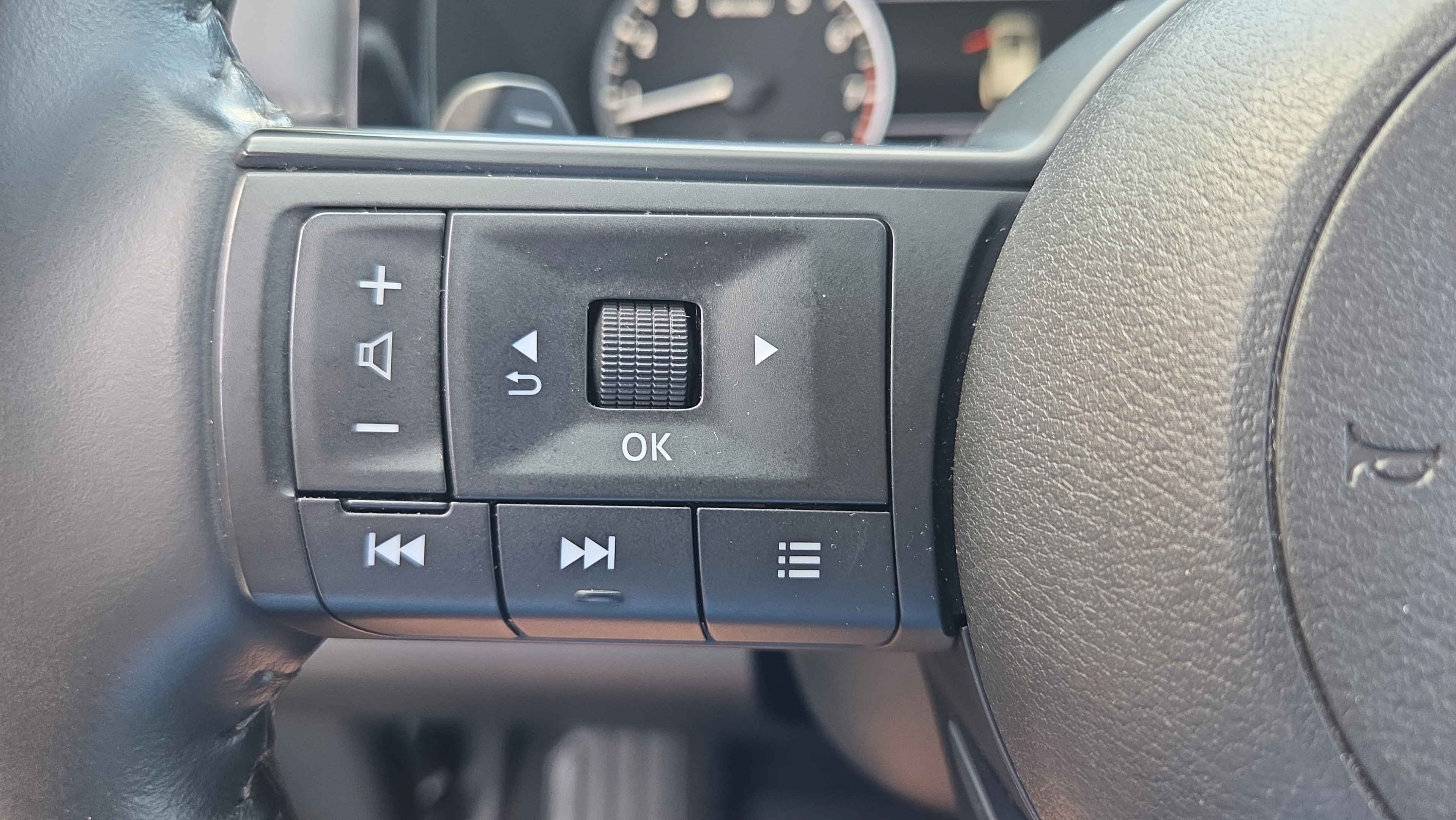 Used 2025 Nissan Pathfinder SV FWD image 24