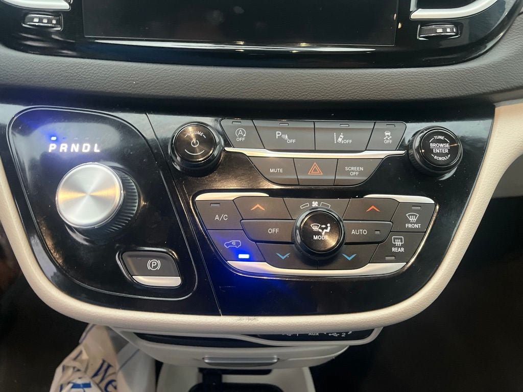 Used 2024 Chrysler Pacifica Touring-L FWD image 14