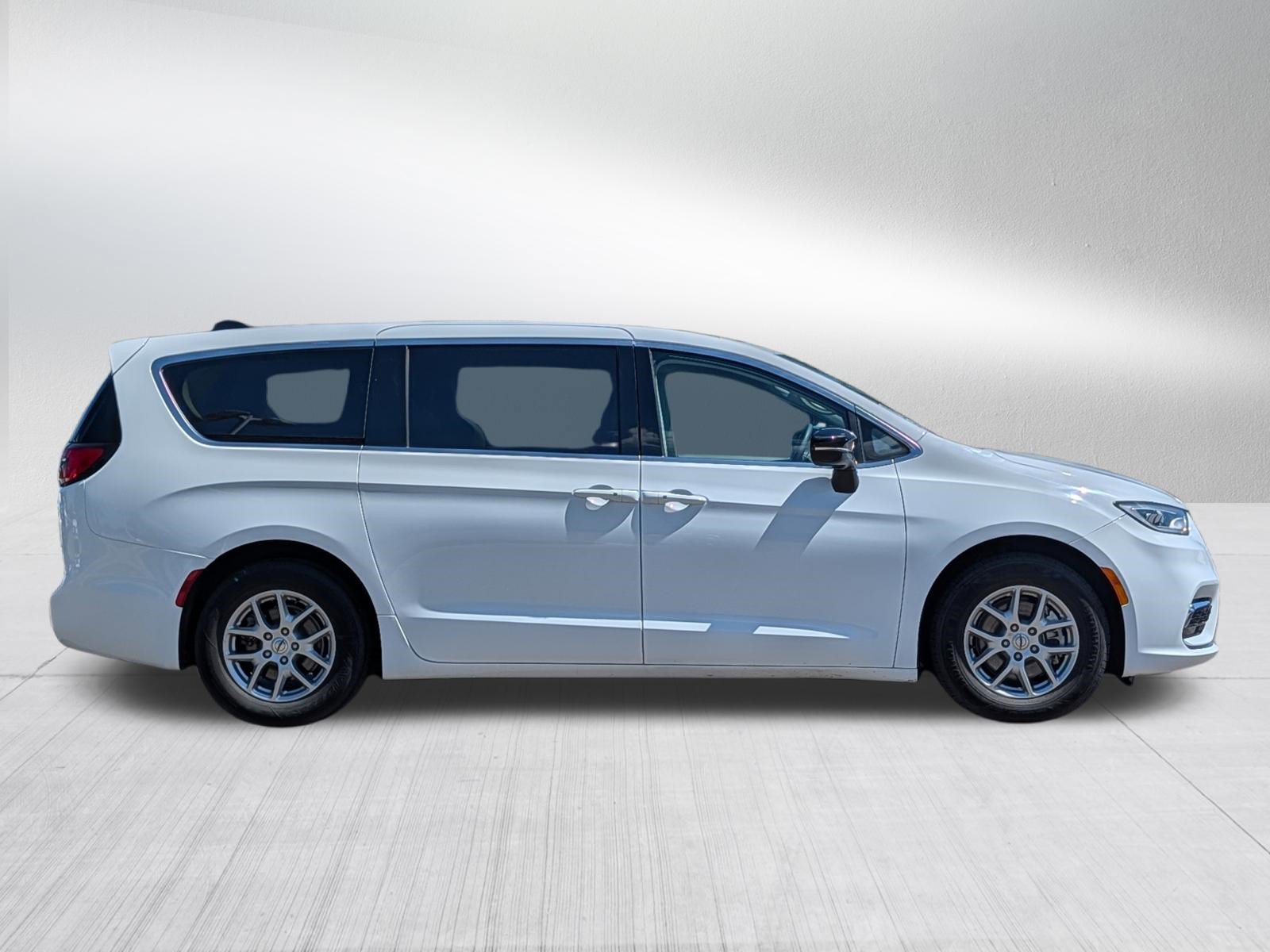 Used 2024 Chrysler Pacifica Touring-L FWD image 8