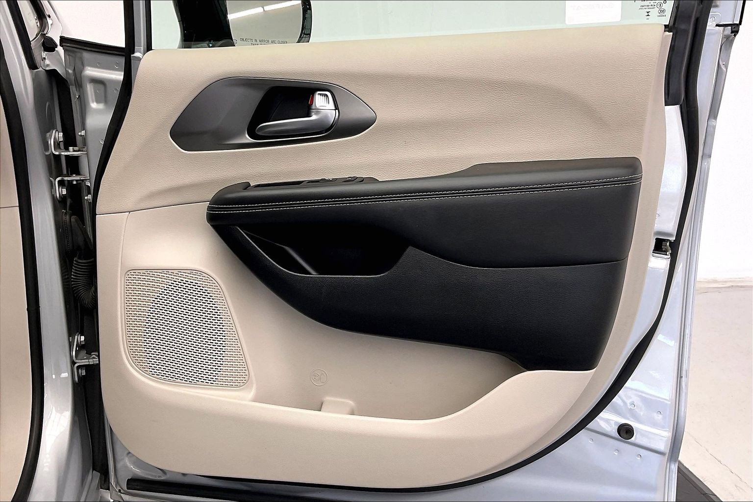 Used 2024 Chrysler Pacifica Touring-L image 26