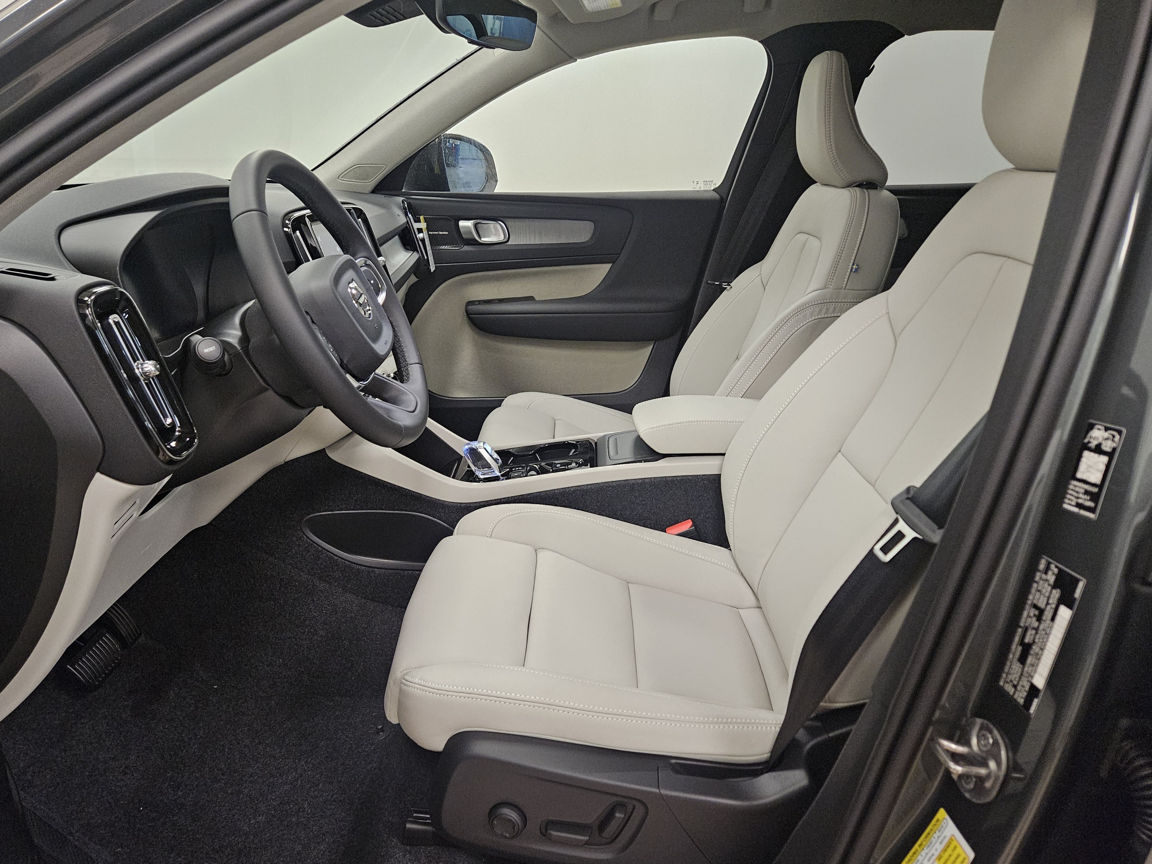New 2026 Volvo XC40 B5 Ultra w/ Climate Package AWD/4WD image 10