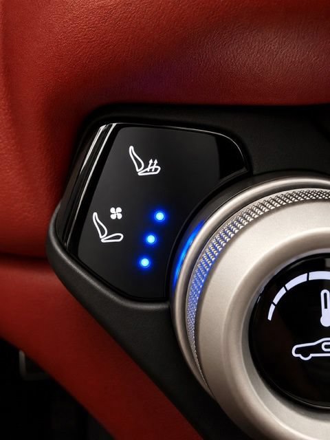 Used 2021 Aston Martin V8 Vantage Roadster RWD image 26