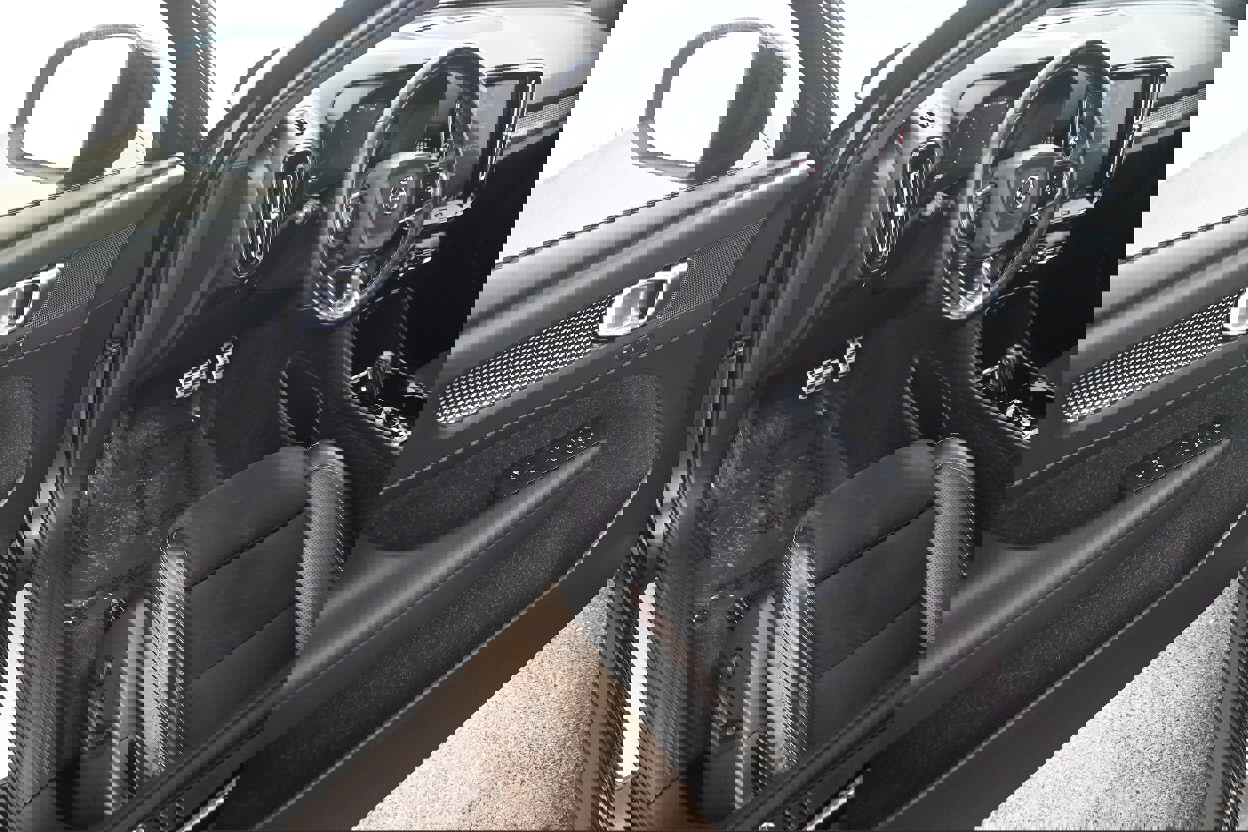 Used 2020 Volvo XC40 T5 R-Design image 4