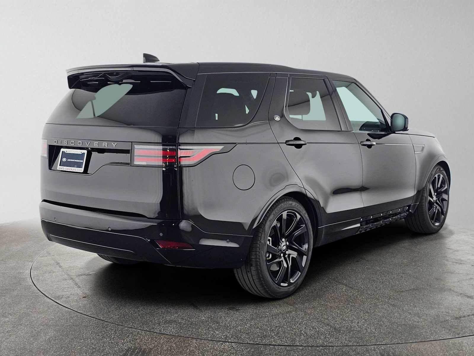 Used 2025 Land Rover Discovery Dynamic SE AWD/4WD image 5