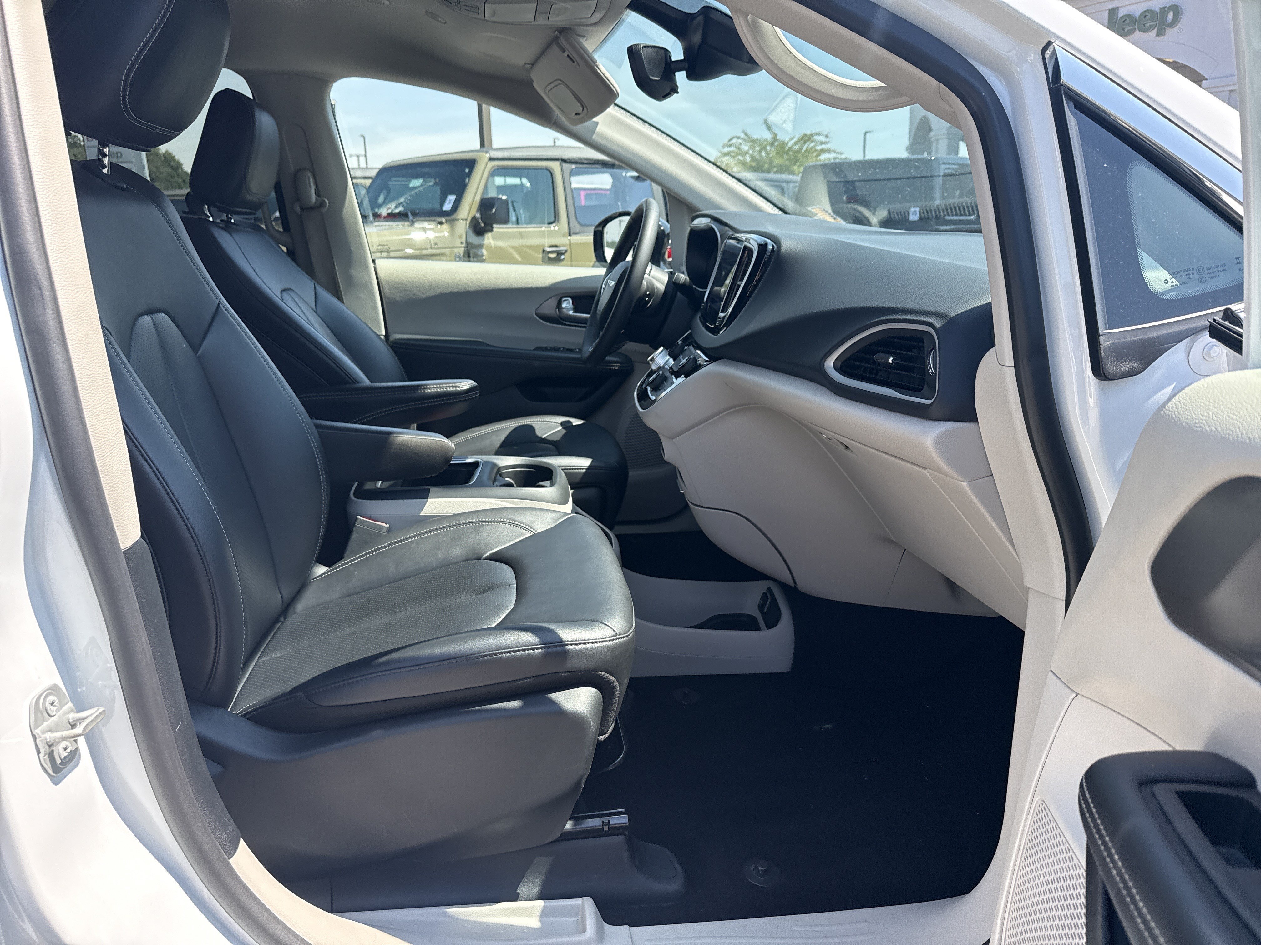 Used 2024 Chrysler Pacifica Touring-L FWD image 13