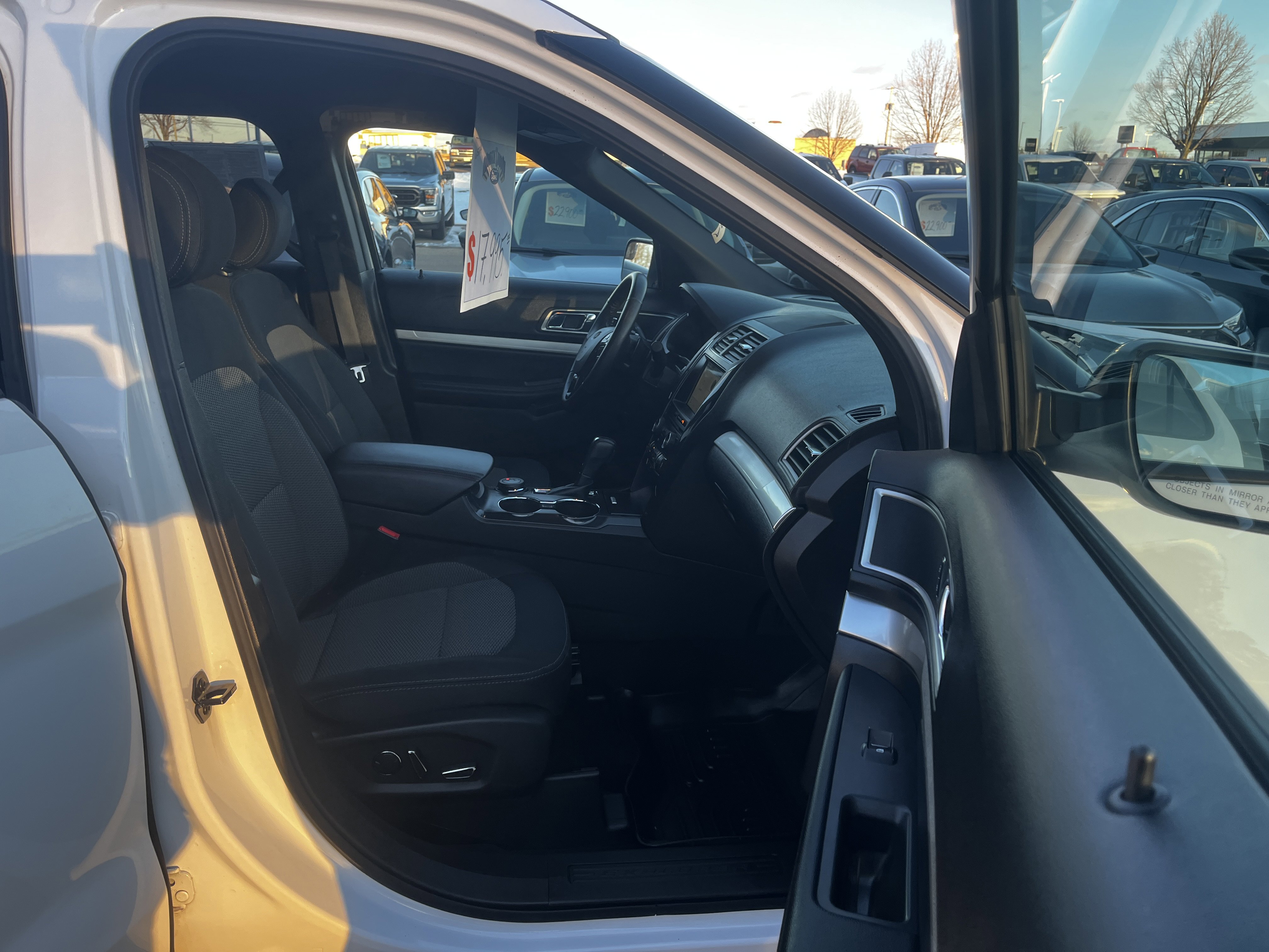 Used 2017 Ford Explorer XLT w/ Equipment Group 201A AWD/4WD image 11