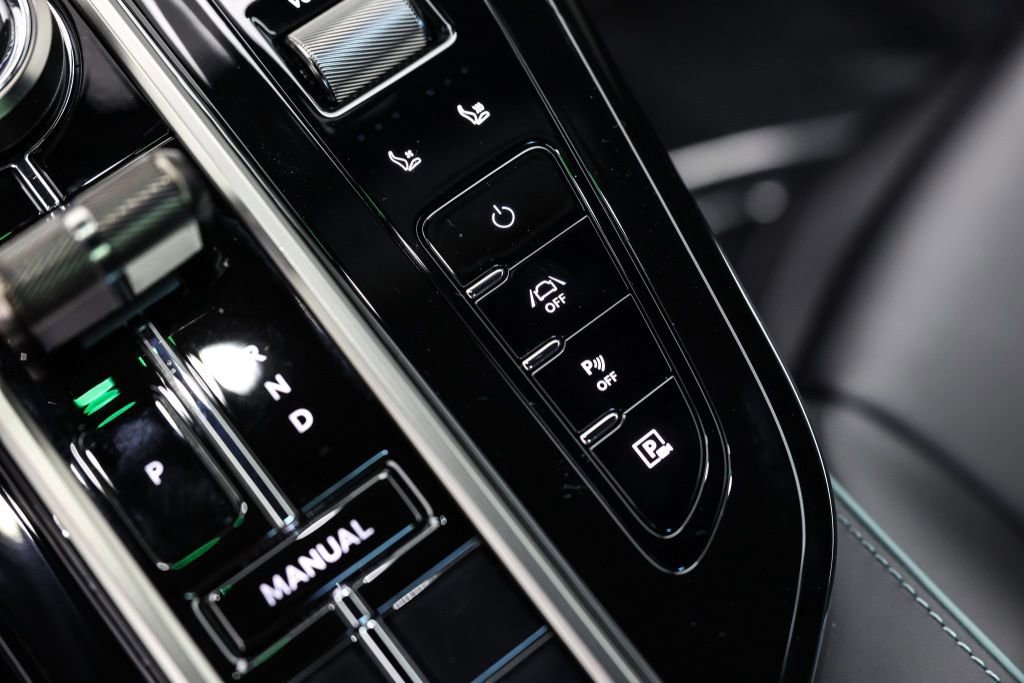 Used 2025 Aston Martin V8 Vantage Coupe image 30