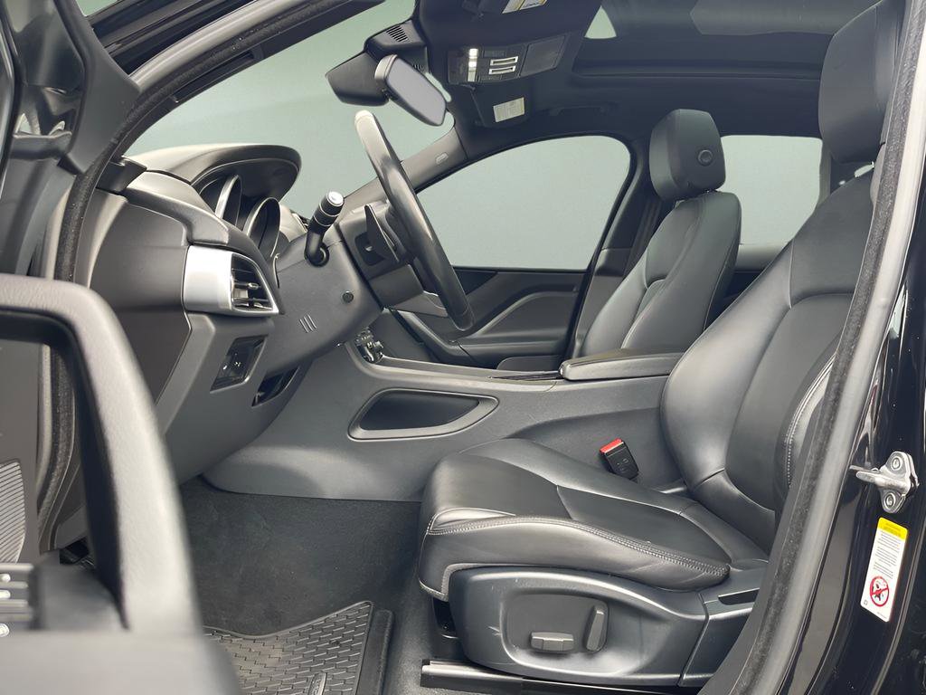 Used 2018 Jaguar F-PACE Premium image 11