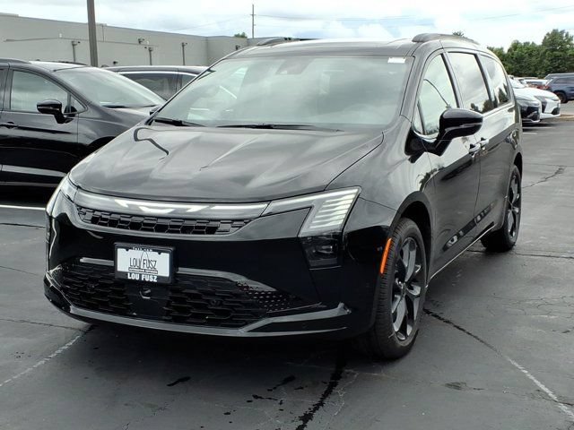 New 2027 Chrysler Pacifica Limited AWD/4WD image 2