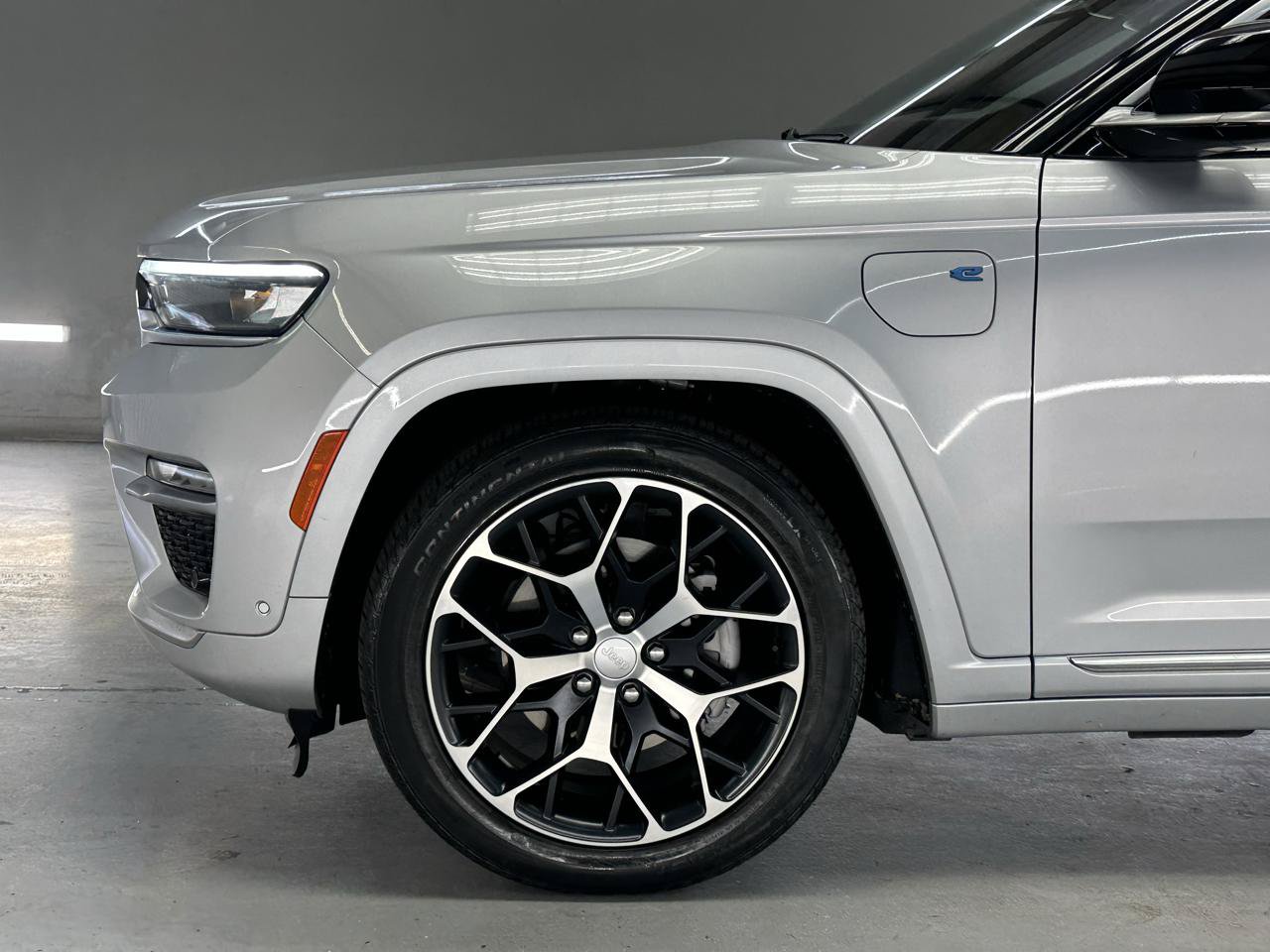 Used 2023 Jeep Grand Cherokee Summit AWD/4WD image 5
