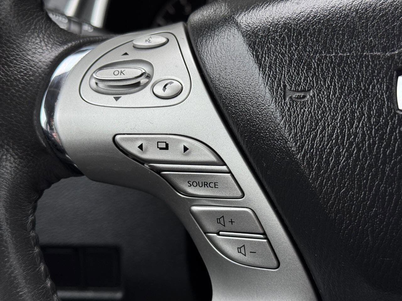 Used 2017 Nissan Murano SV w/ Premium Package image 28