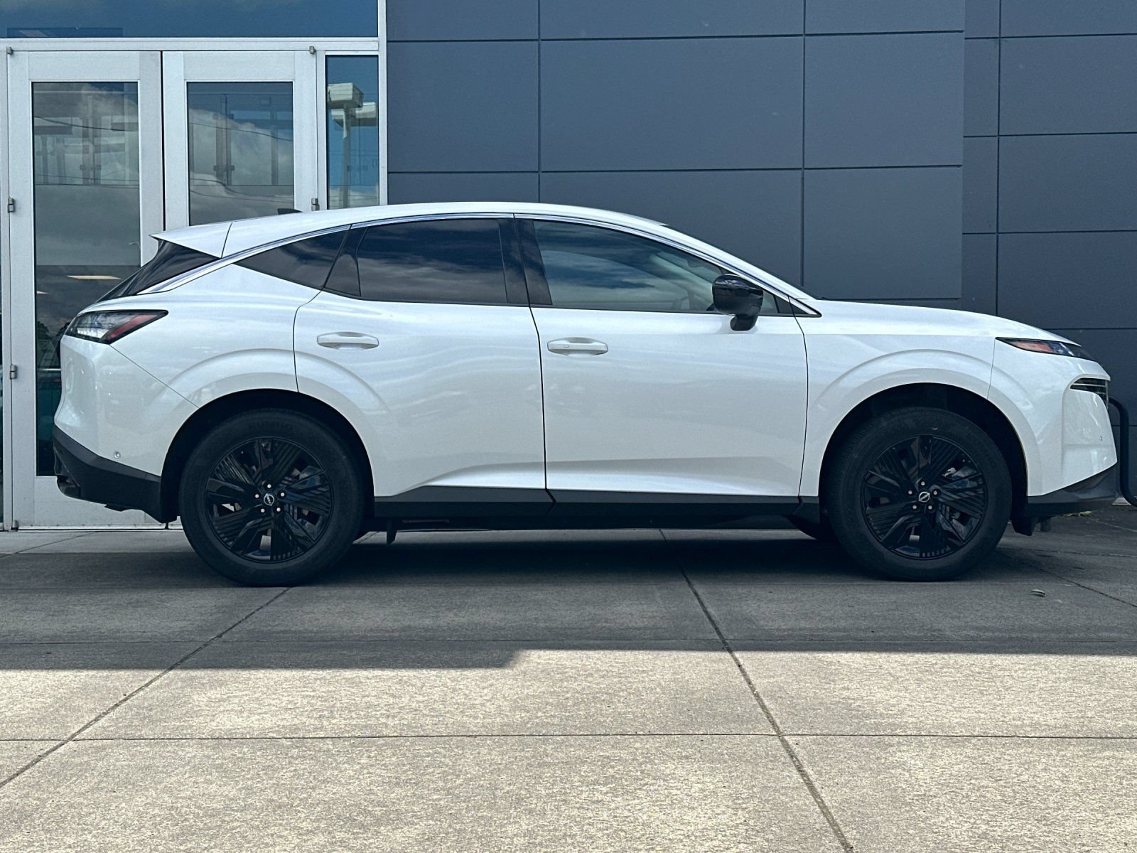 Used 2025 Nissan Murano SV AWD/4WD image 2