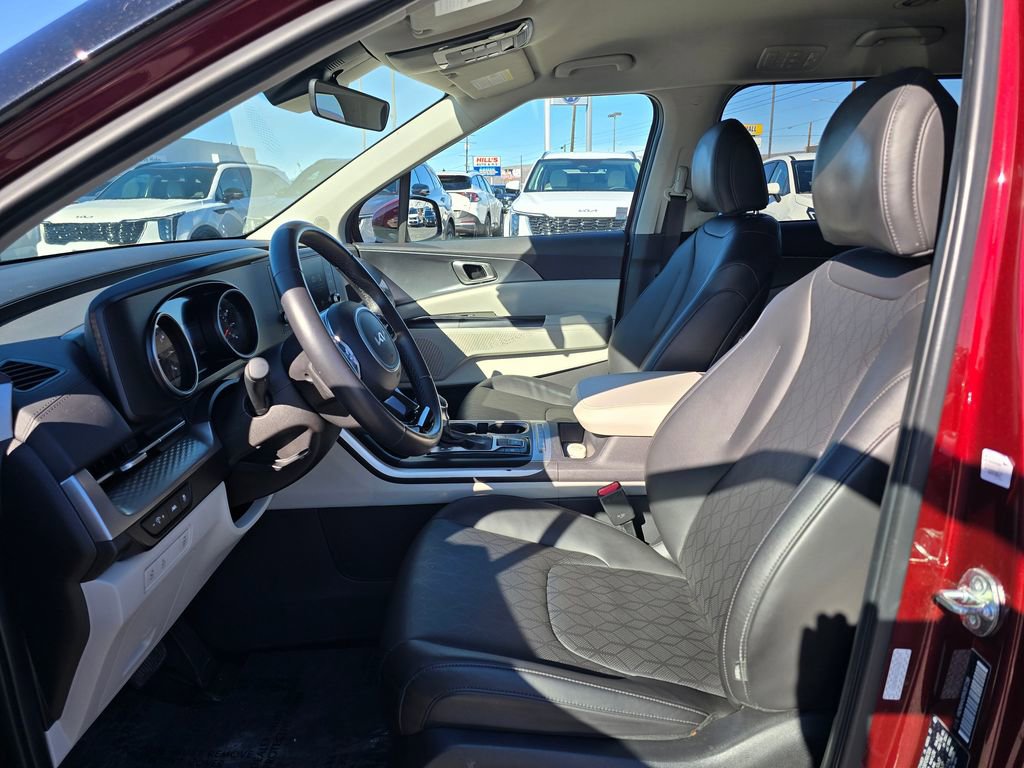 Used 2024 Kia Carnival LX image 22