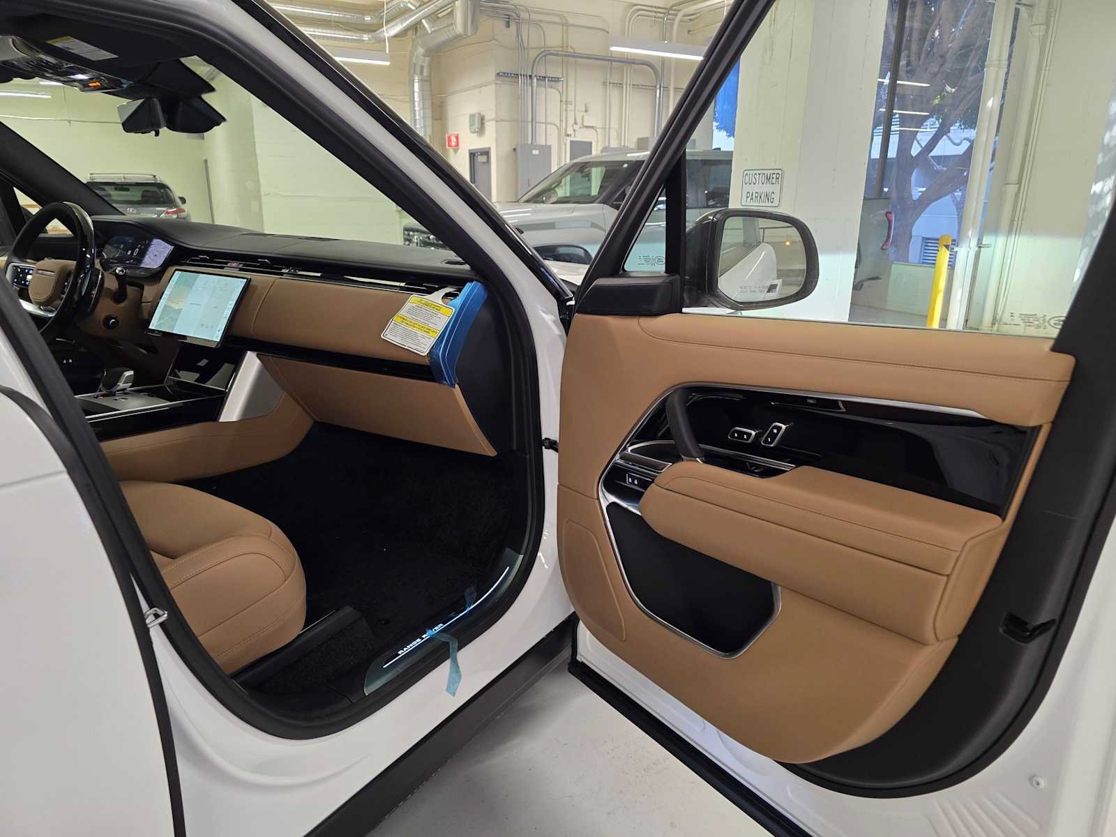 New 2025 Land Rover Range Rover Long Wheelbase SE AWD/4WD image 12