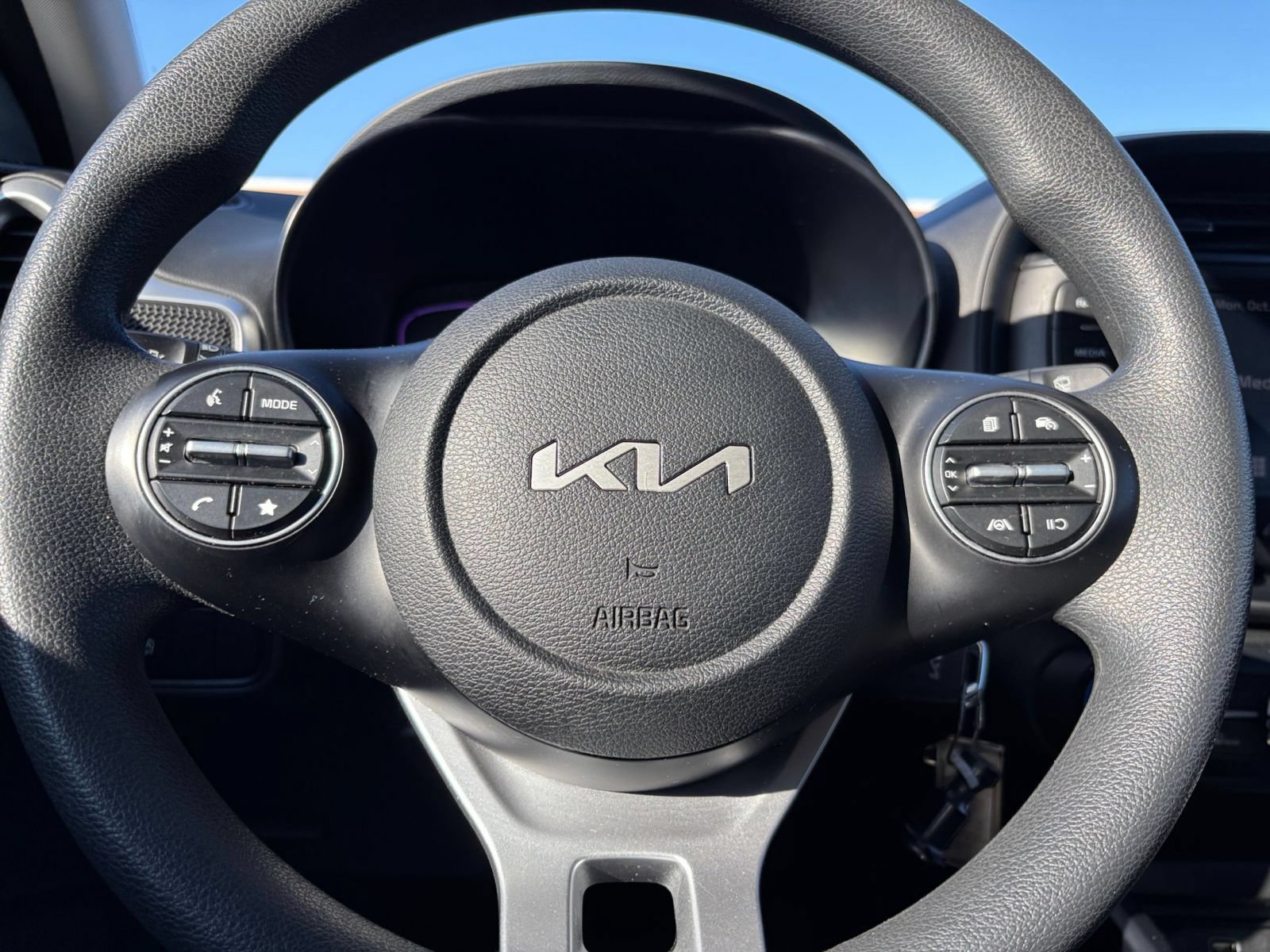 Used 2025 Kia Soul LX w/ LX Technology Package FWD image 25