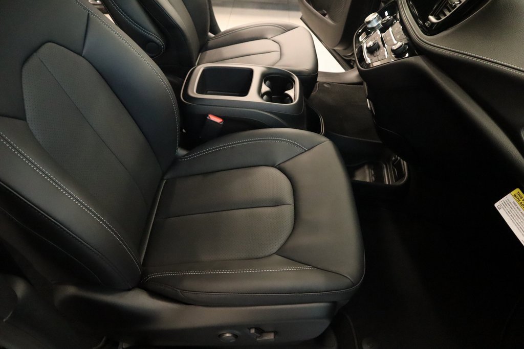 New 2026 Chrysler Pacifica Select image 16
