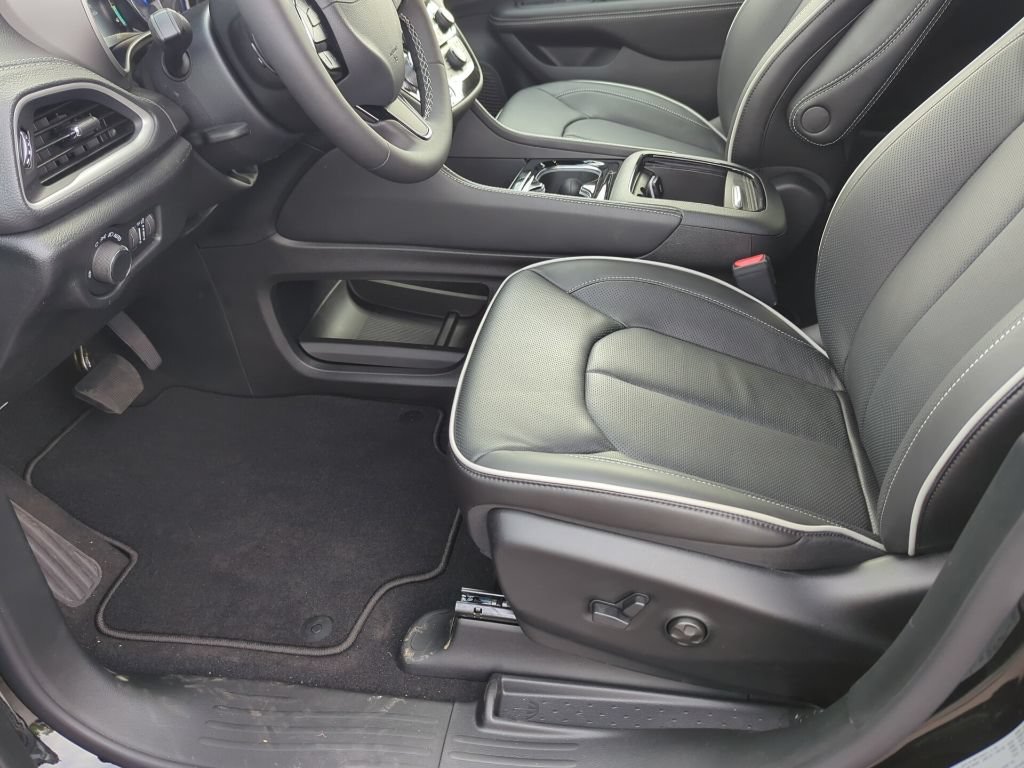 New 2027 Chrysler Pacifica Limited AWD/4WD image 35