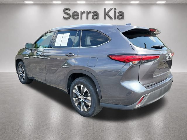 Used 2022 Toyota Highlander XLE FWD image 3