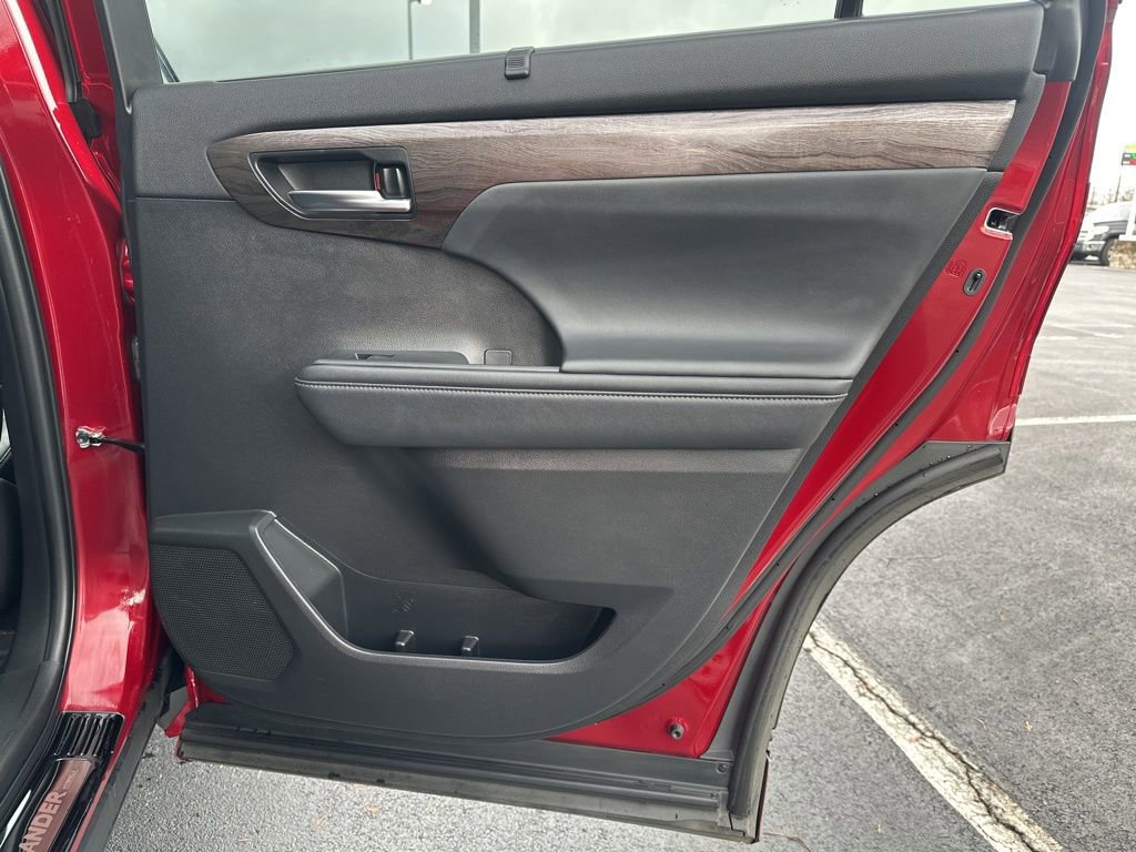 Used 2023 Toyota Highlander Platinum image 11