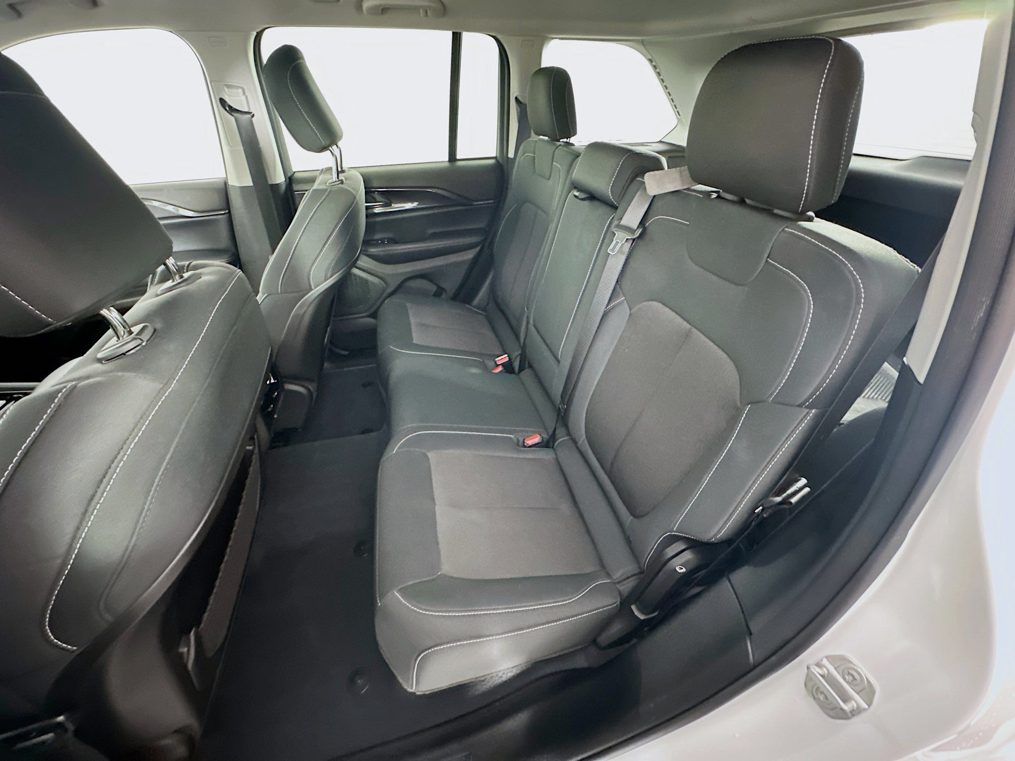 Used 2023 Jeep Grand Cherokee Laredo w/ Luxury Tech Group I RWD image 26
