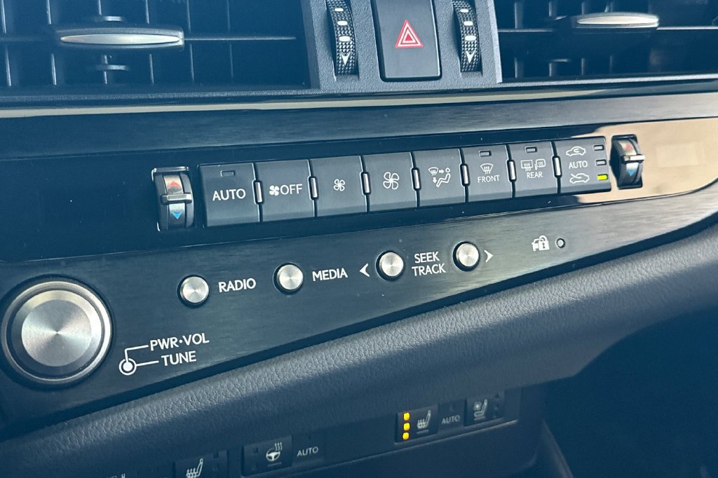 Used 2025 Lexus ES 300h w/ Premium Package FWD image 22
