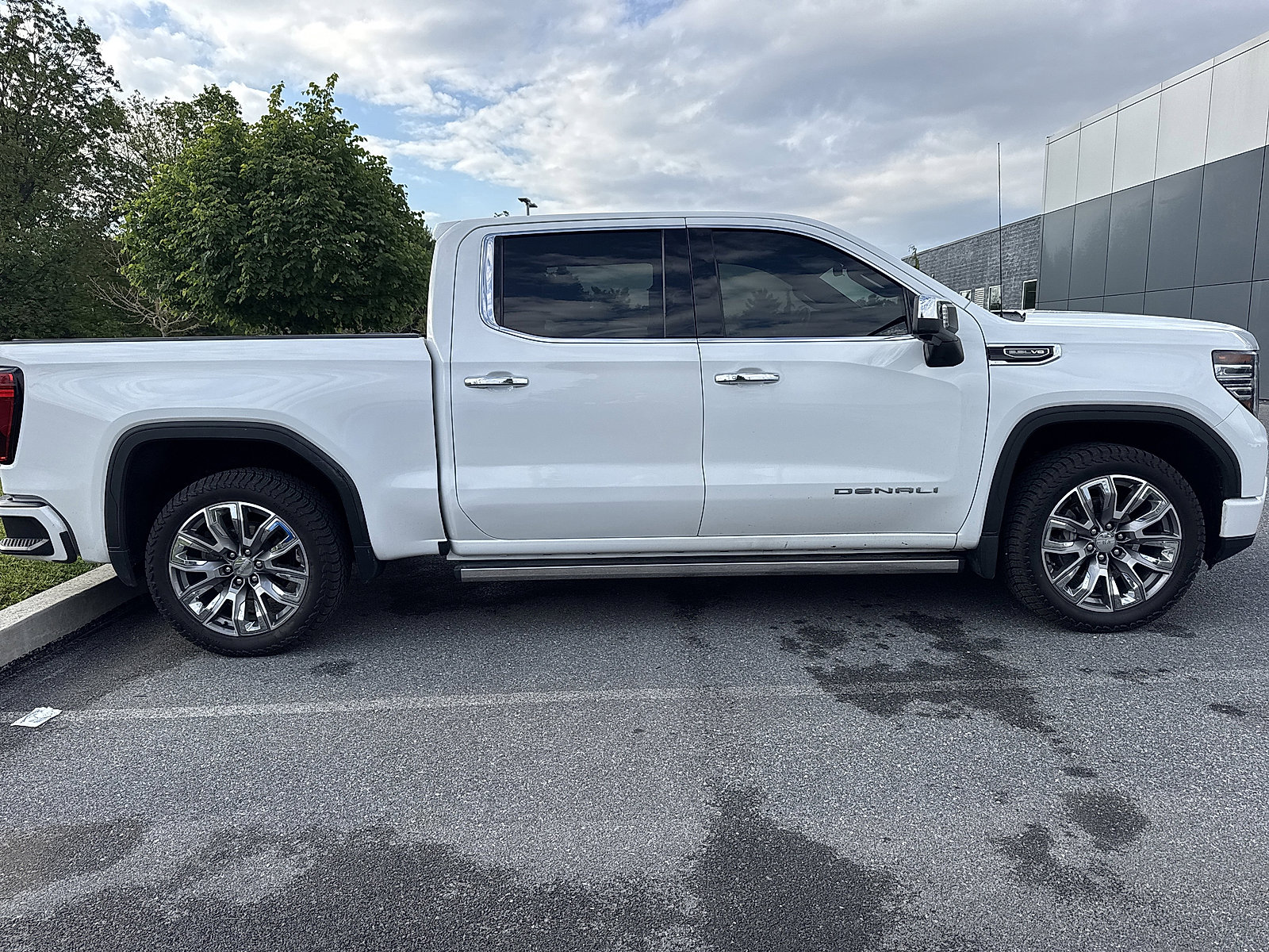 Used 2023 GMC Sierra 1500 Denali w/ Denali Reserve Package AWD/4WD image 2