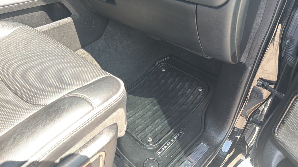 Used 2020 RAM 1500 Limited w/ Black Appearance Package AWD/4WD image 32