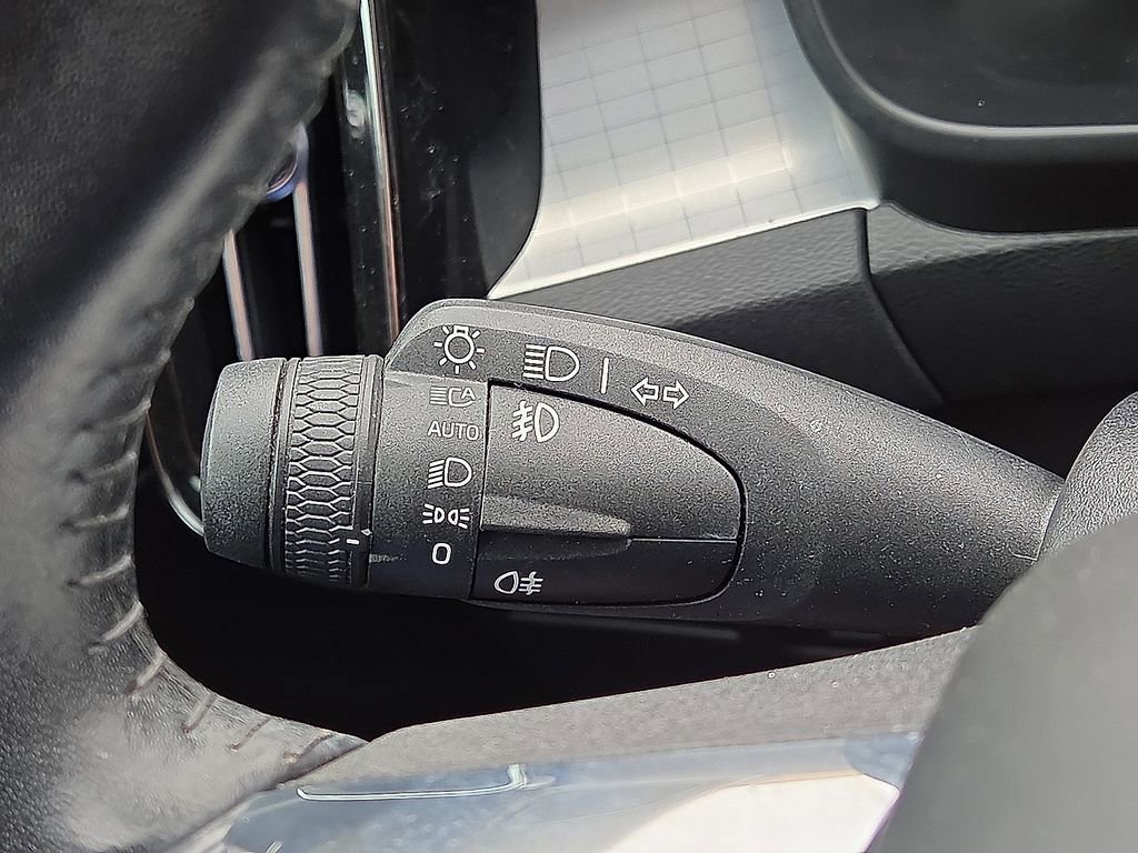 Used 2021 Volvo XC40 T4 Momentum FWD image 30