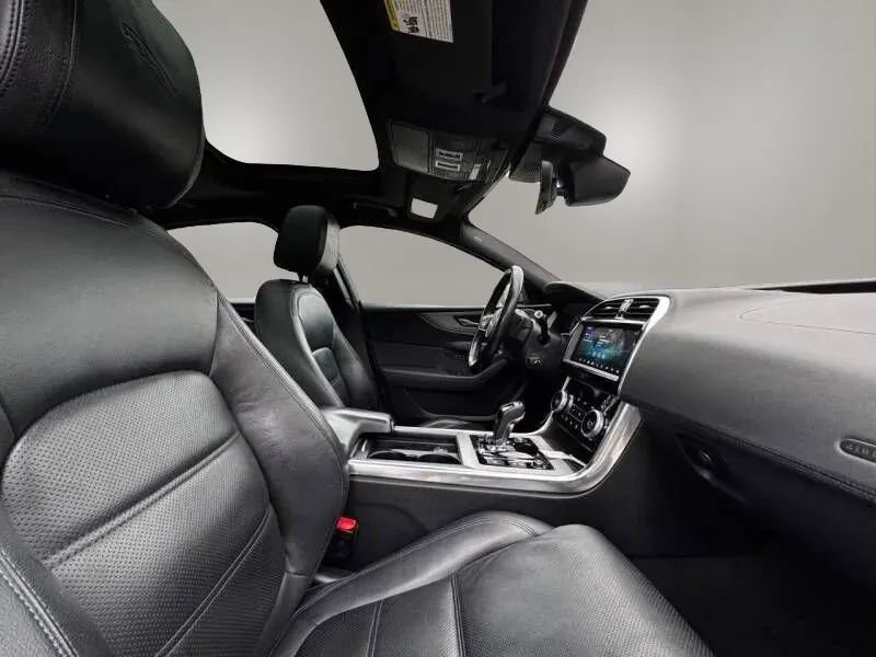 Used 2020 Jaguar XE S AWD/4WD image 13