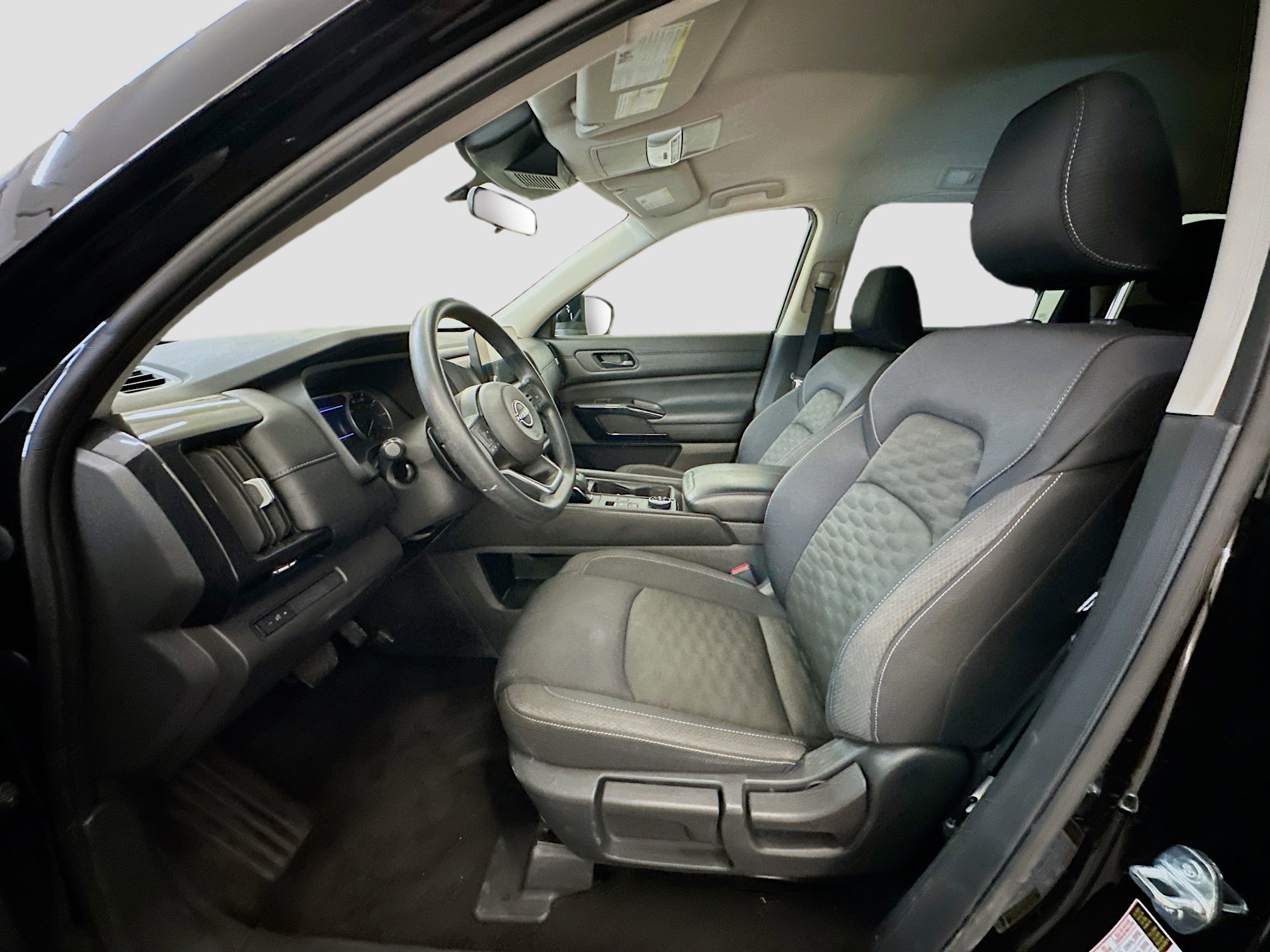 Used 2024 Nissan Pathfinder S image 13