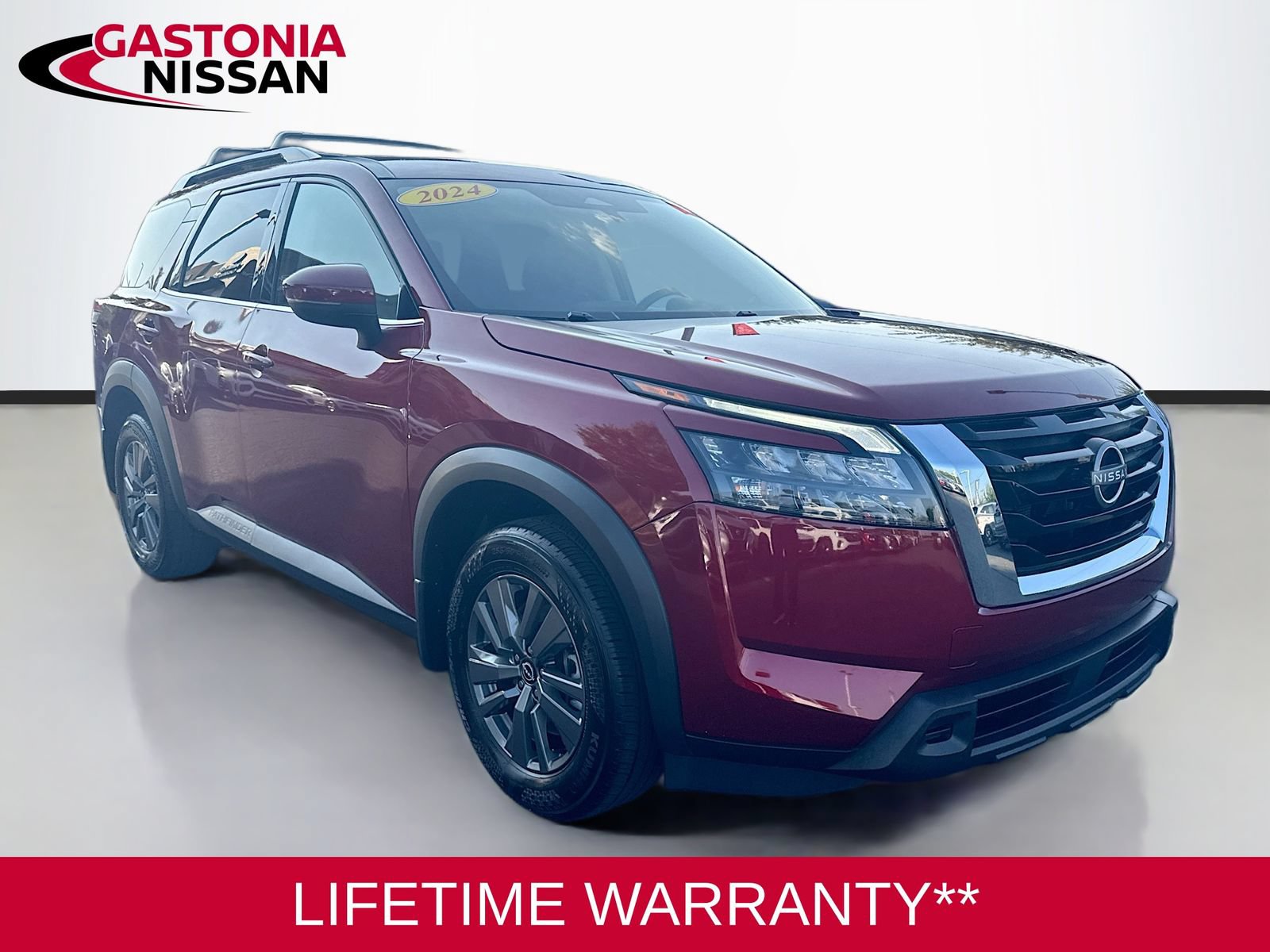 Used 2024 Nissan Pathfinder SV FWD image 2