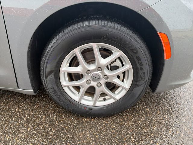 Used 2023 Chrysler Pacifica Touring-L FWD image 14