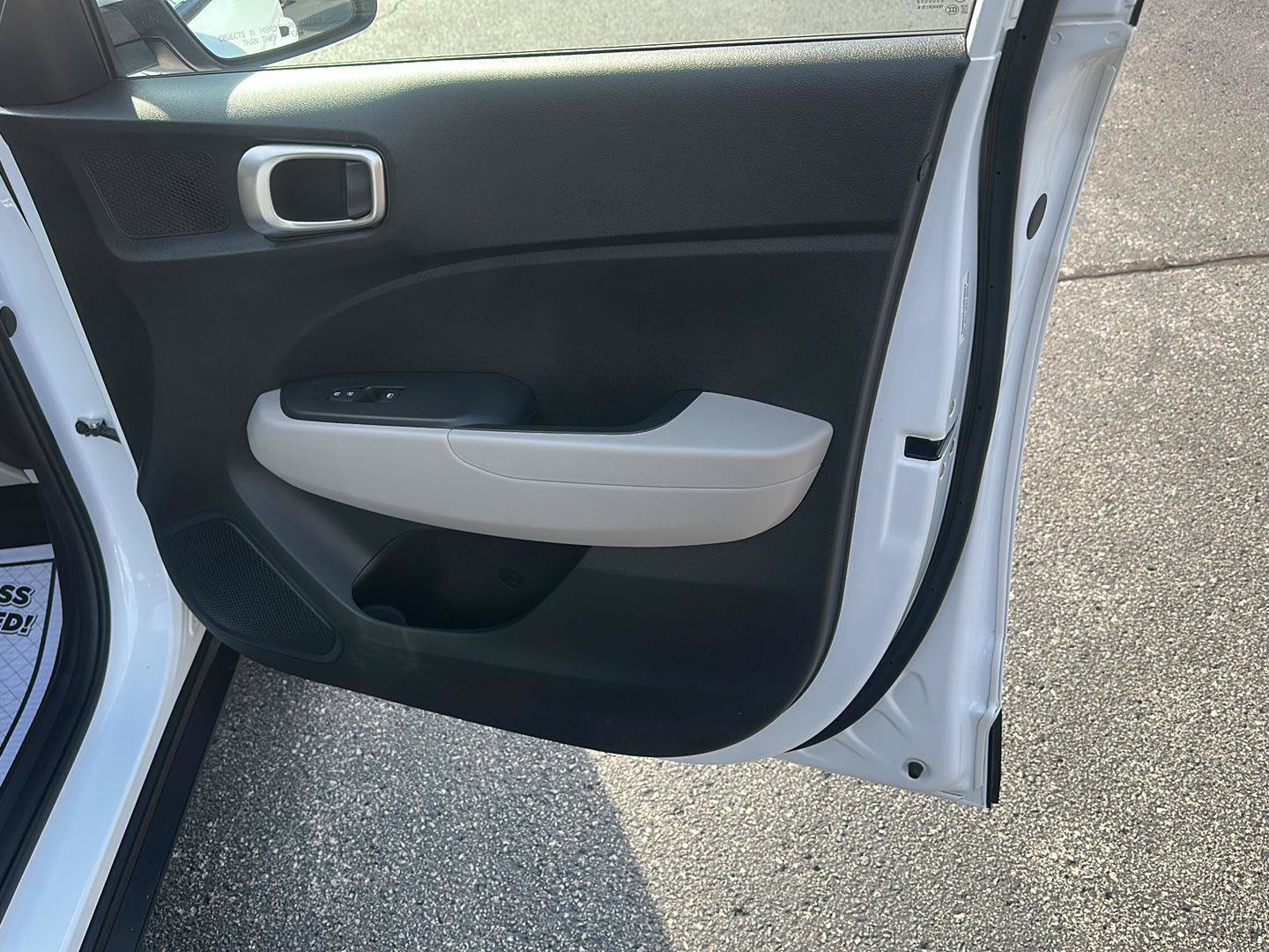 Used 2025 Hyundai Venue SEL FWD image 9