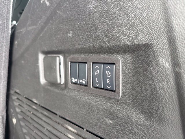 Used 2025 GMC Yukon Denali Ultimate AWD/4WD image 8