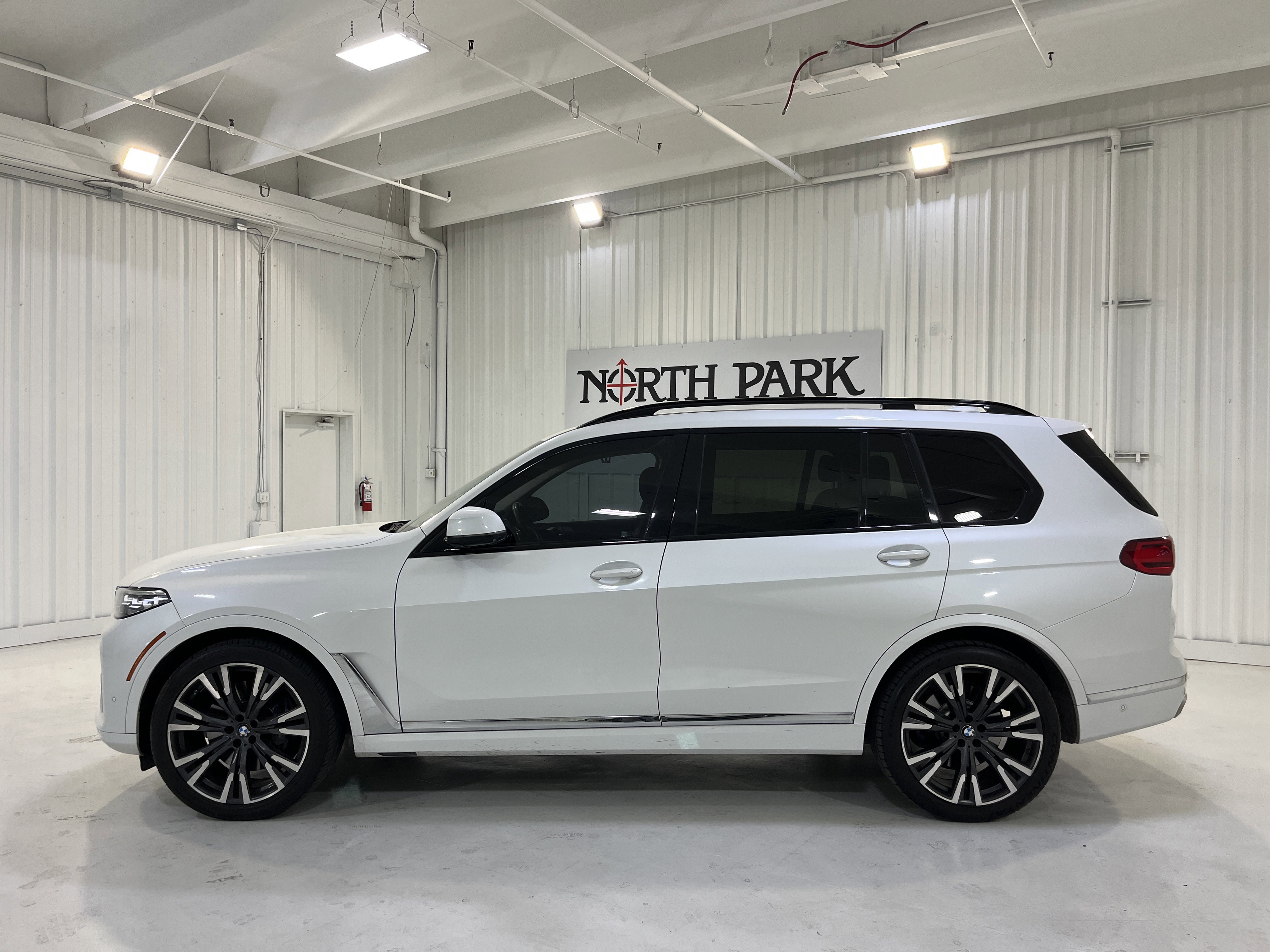 Used 2021 BMW X7 xDrive40i w/ Premium Package image 2