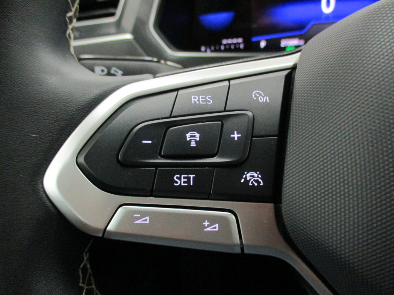 Used 2024 Volkswagen Tiguan SE image 25